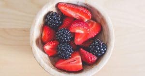 25.10.18 Vortrag "Du bist was Du isst!" Eschach fresh strawberries and blackberries in little bowl schmal 300x158 - 25.10.18 Vortrag "Du bist was Du isst!" Eschach